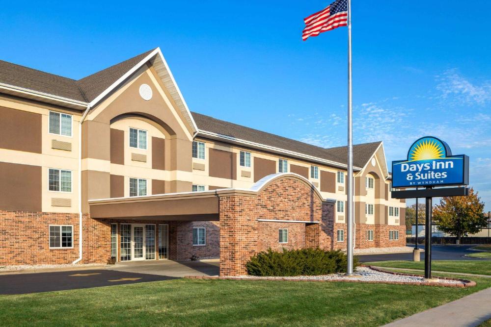 Days Inn & Suites by Wyndham Green Bay WI