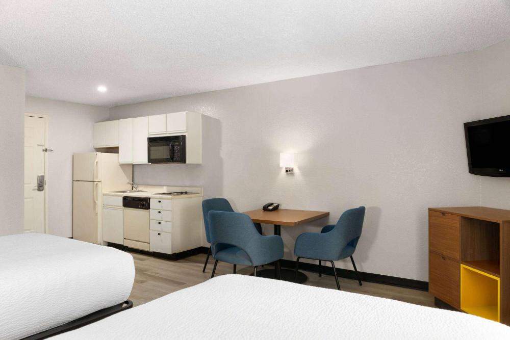 Deluxe Double Studio with Two Double Beds - Non-Smoking interior